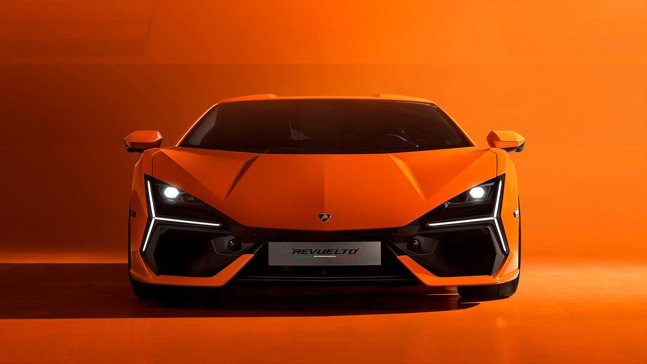 Lamborghini: arriva Revuelto, l’erede della Aventador