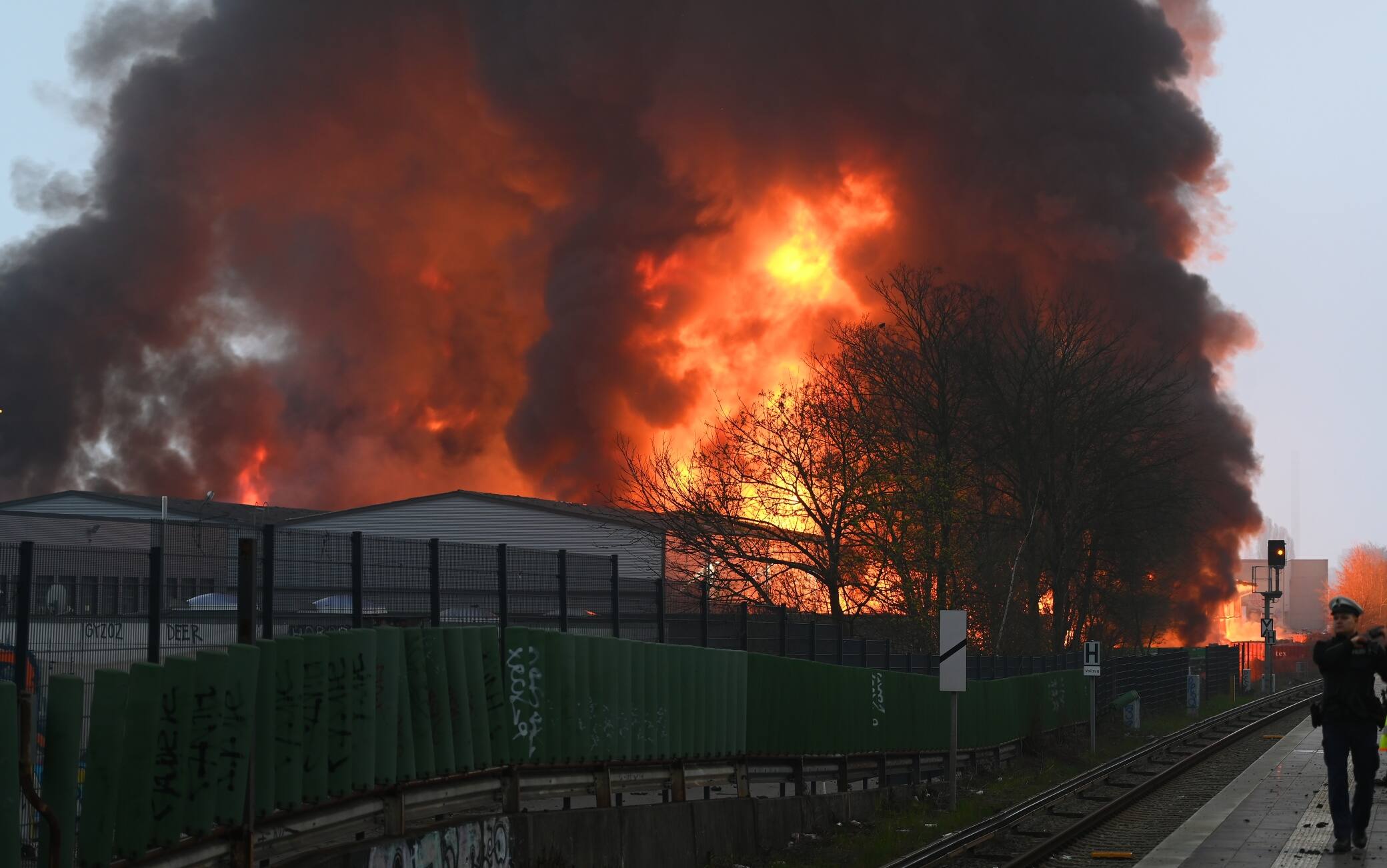 Incendio Amburgo: 140 evacuati, rischio fumo tossico