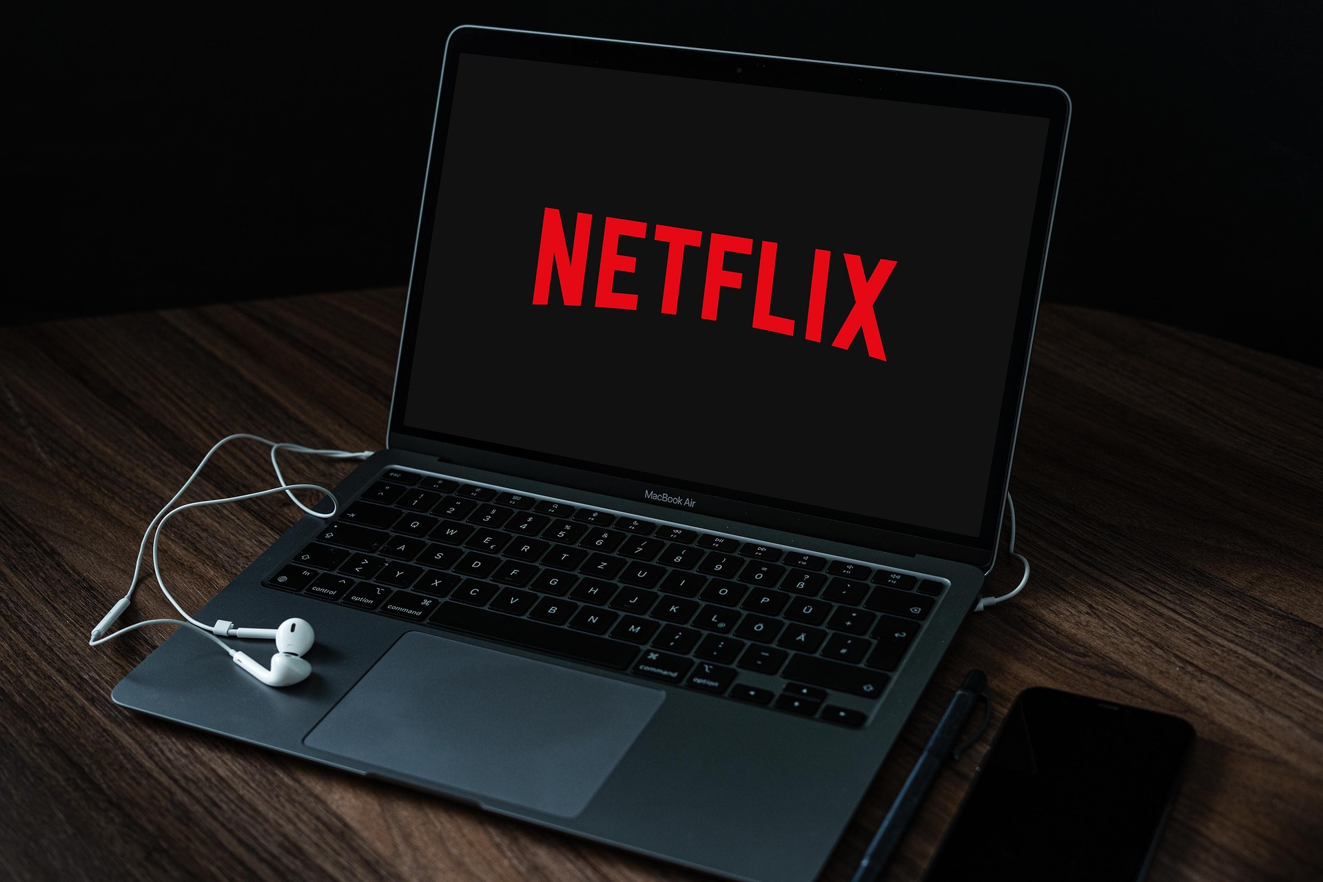 Netflix: come guardarlo fuori casa dopo il blocco nella condivisione delle password?