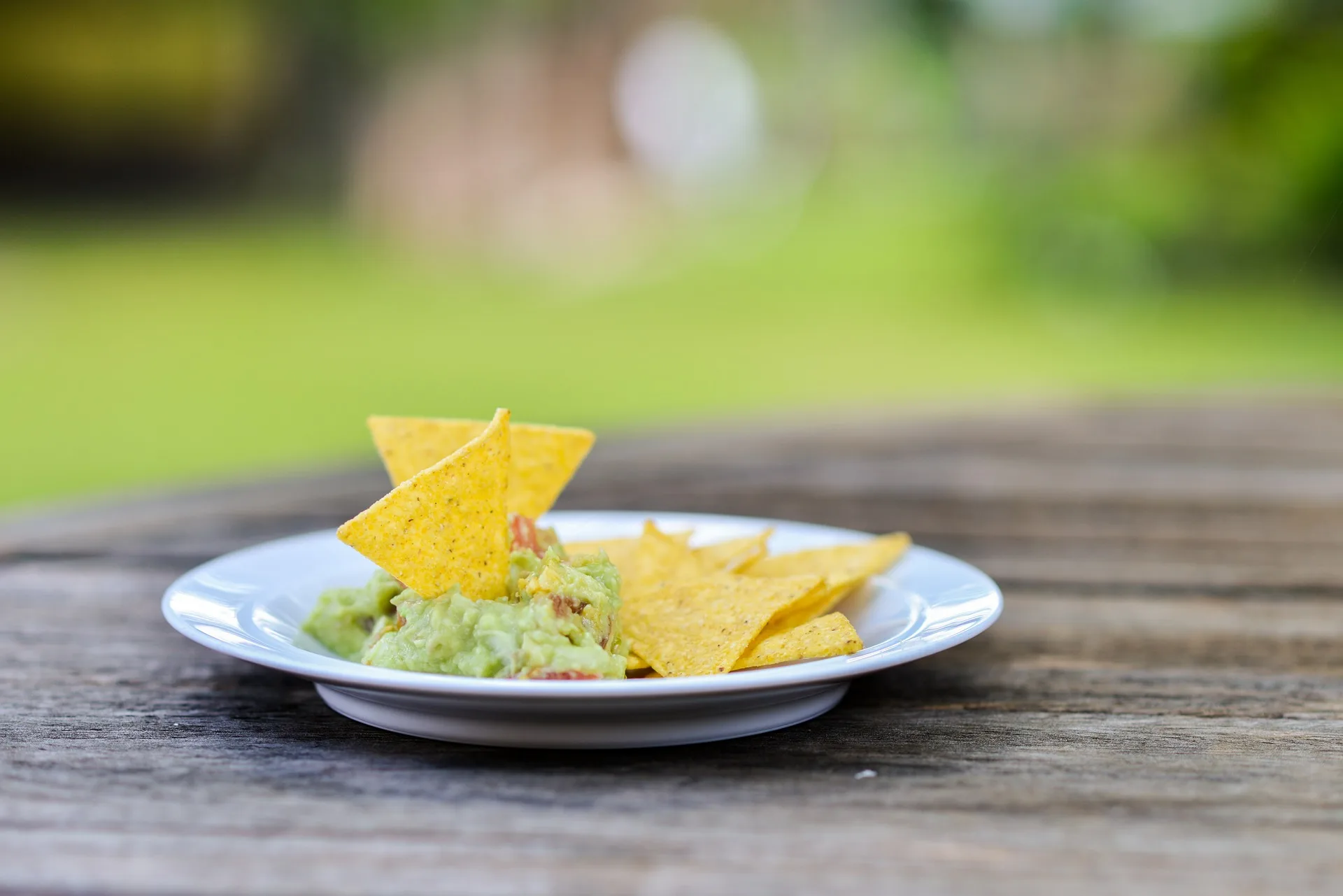 Come fare il guacamole fresco con chips integrali