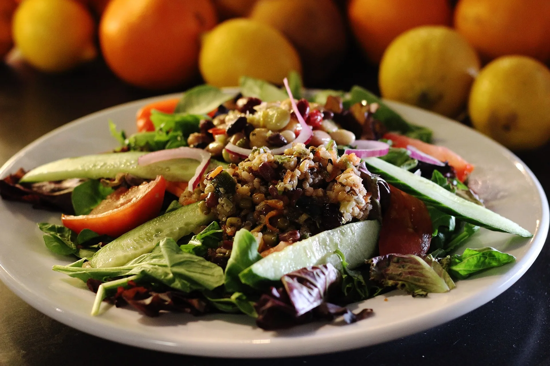 Come fare l’insalata proteica di quinoa e verdure