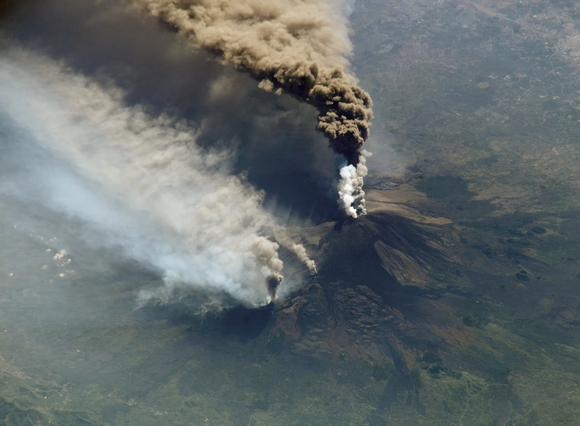 L’aeroporto di Catania chiuso il 14 agosto: la causa è l’attività dell’Etna