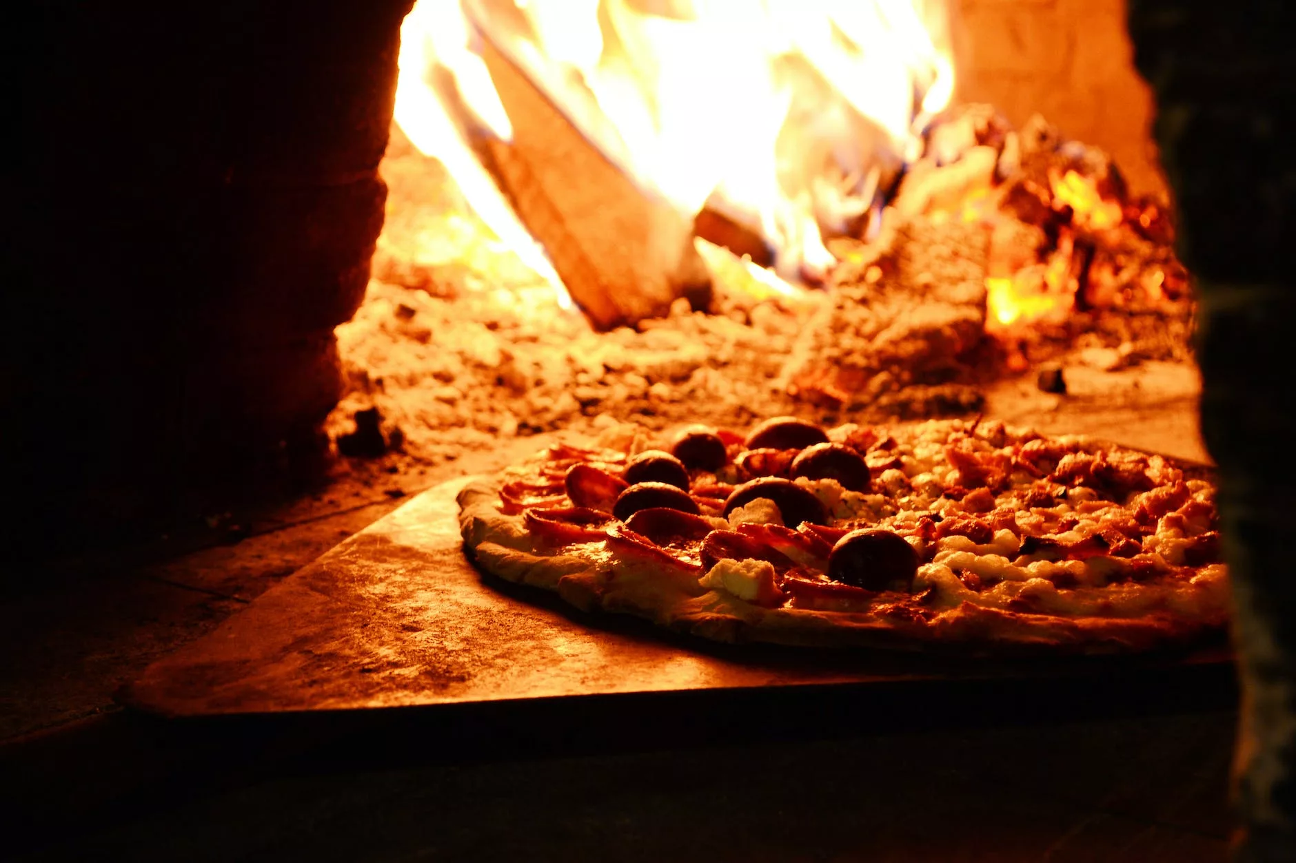 Lodi, la recensione choc alla pizzeria Le Vignole e la risposta dei titolari